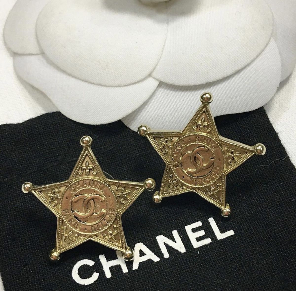 Серьги  Chanel  цена 23 078 руб 