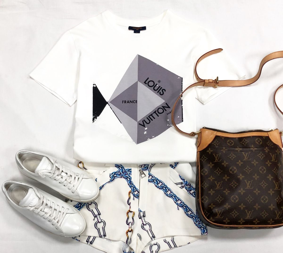 Футболка Louis Vuitton размер S цена 15 385 рубШорты Louis Vuitton размер 34 цена 10 770 рубКеды Prada размер 37 цена 15 385 рубСумка Louis Vuitton