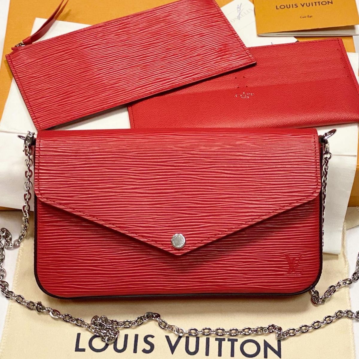 Сумка Louis Vuitton размер 21/13 цена 76 925 руб / новая / документы / упаковка /