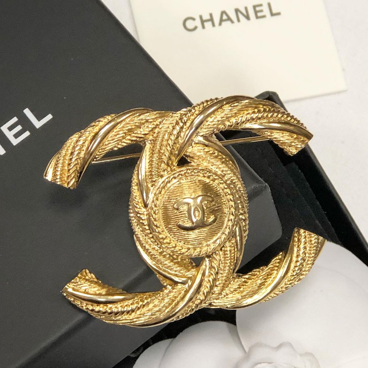 Chanel price. Брошь Шанель. Оригинальная брошь Шанель. Брошь Шанель Клевер. Брошь Шанель униформ.