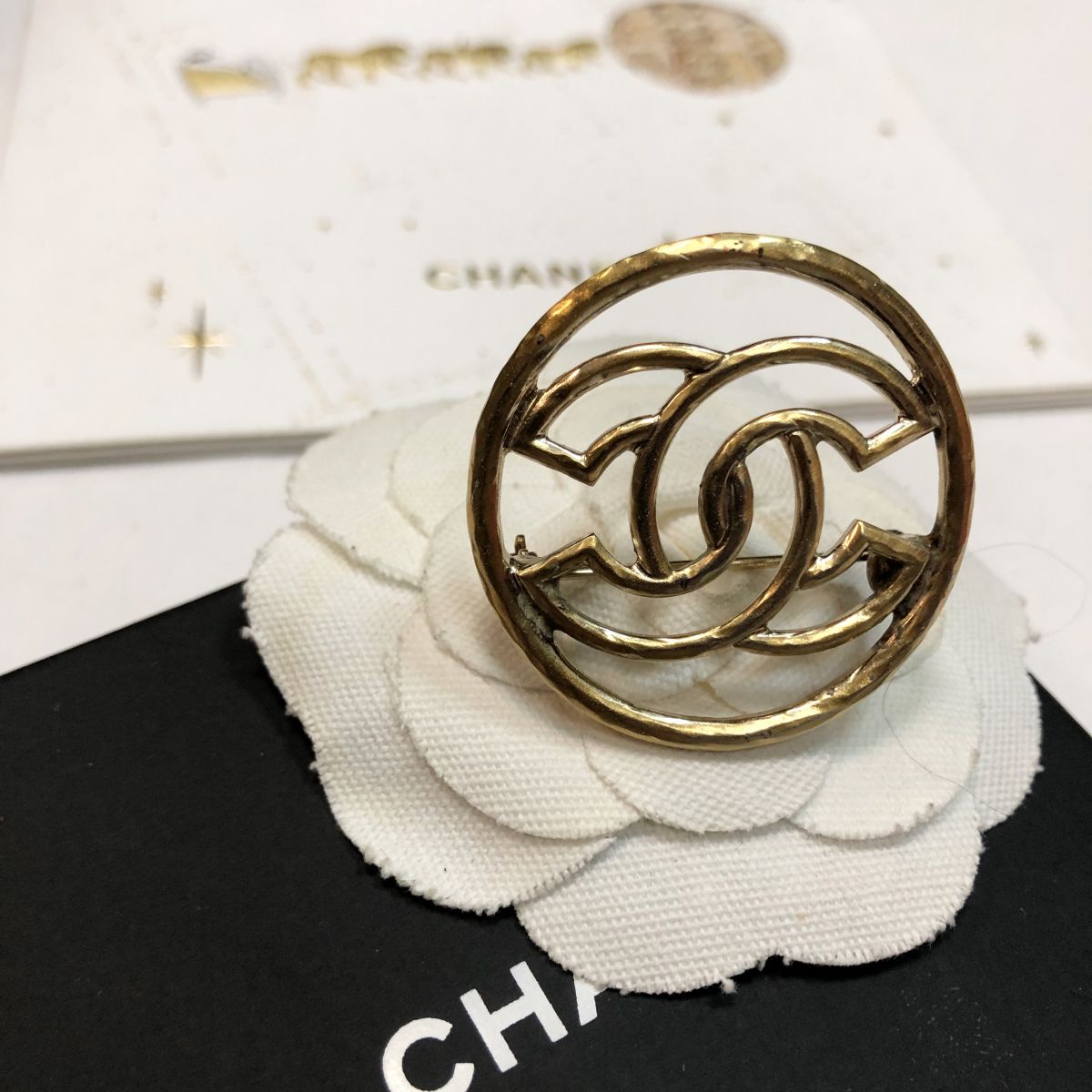 Брошка CHANEL цена 15 385 руб