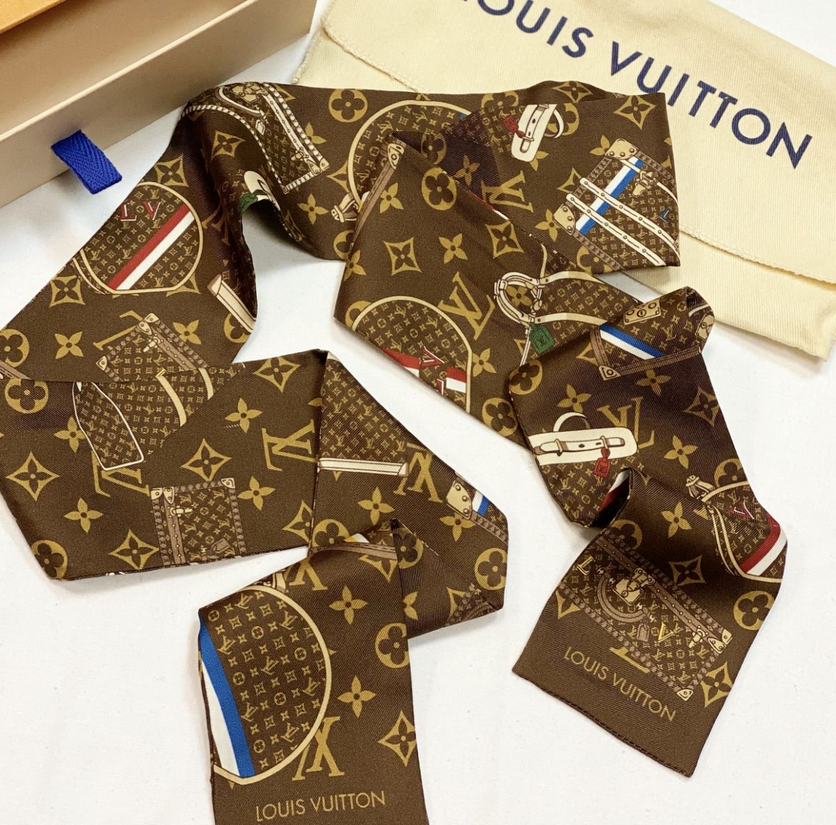 Твилли / шелк / Louis Vuitton цена 15 385 руб 