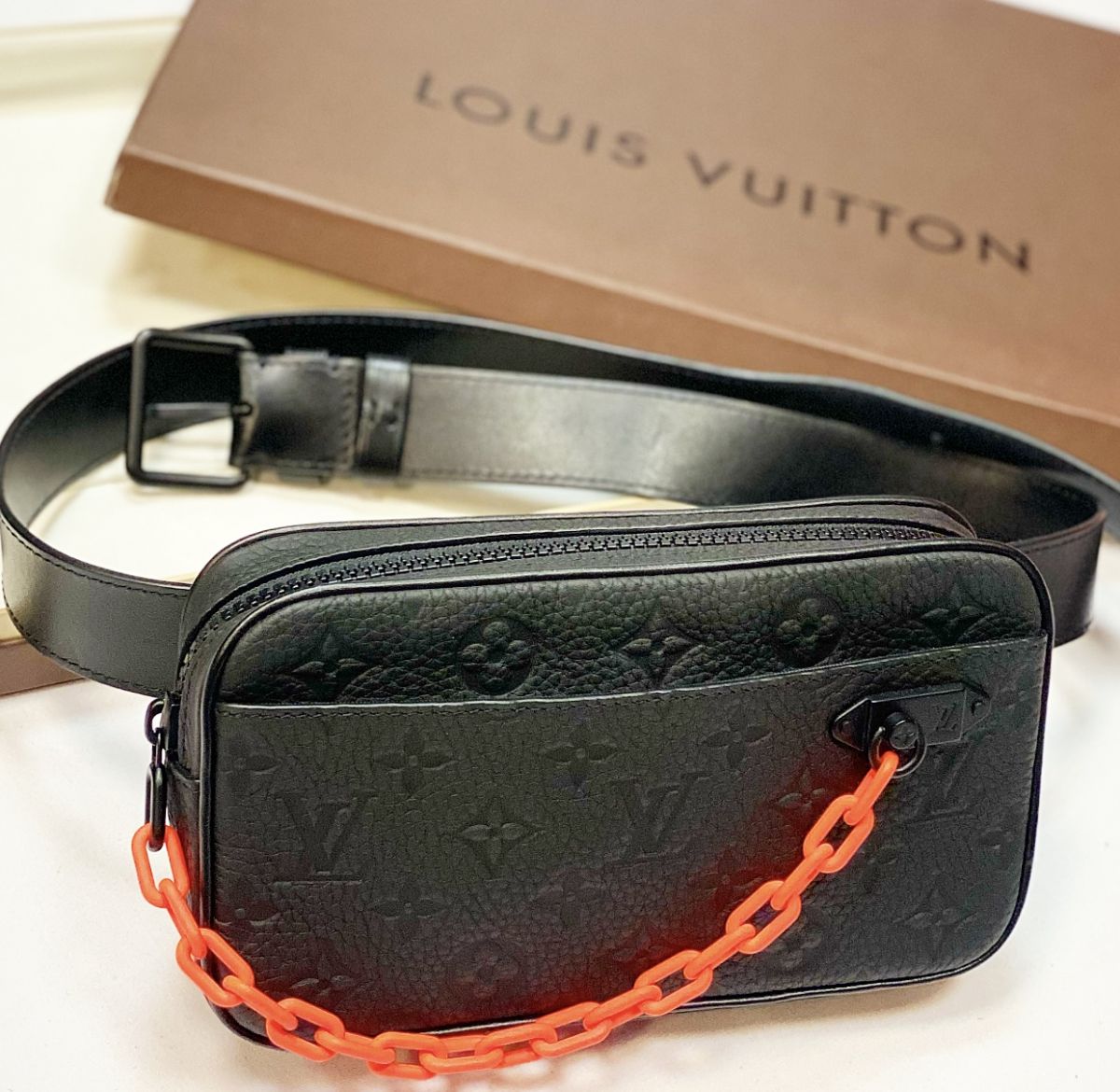 Сумка на пояс Louis Vuitton размер 21/12 цена 76 925 руб 