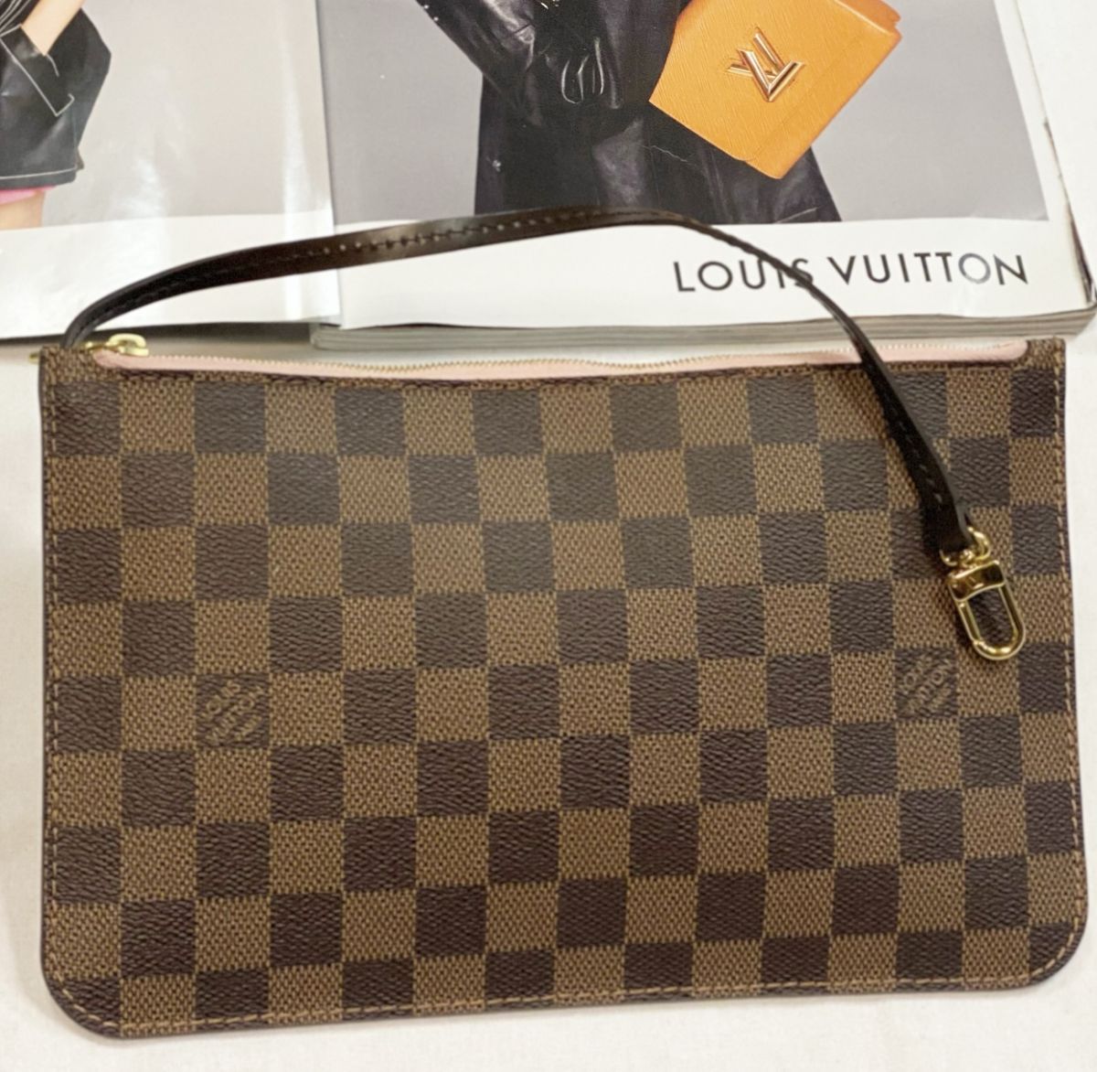 Клатч Louis Vuitton размер 25/15 цена 30 770 руб 