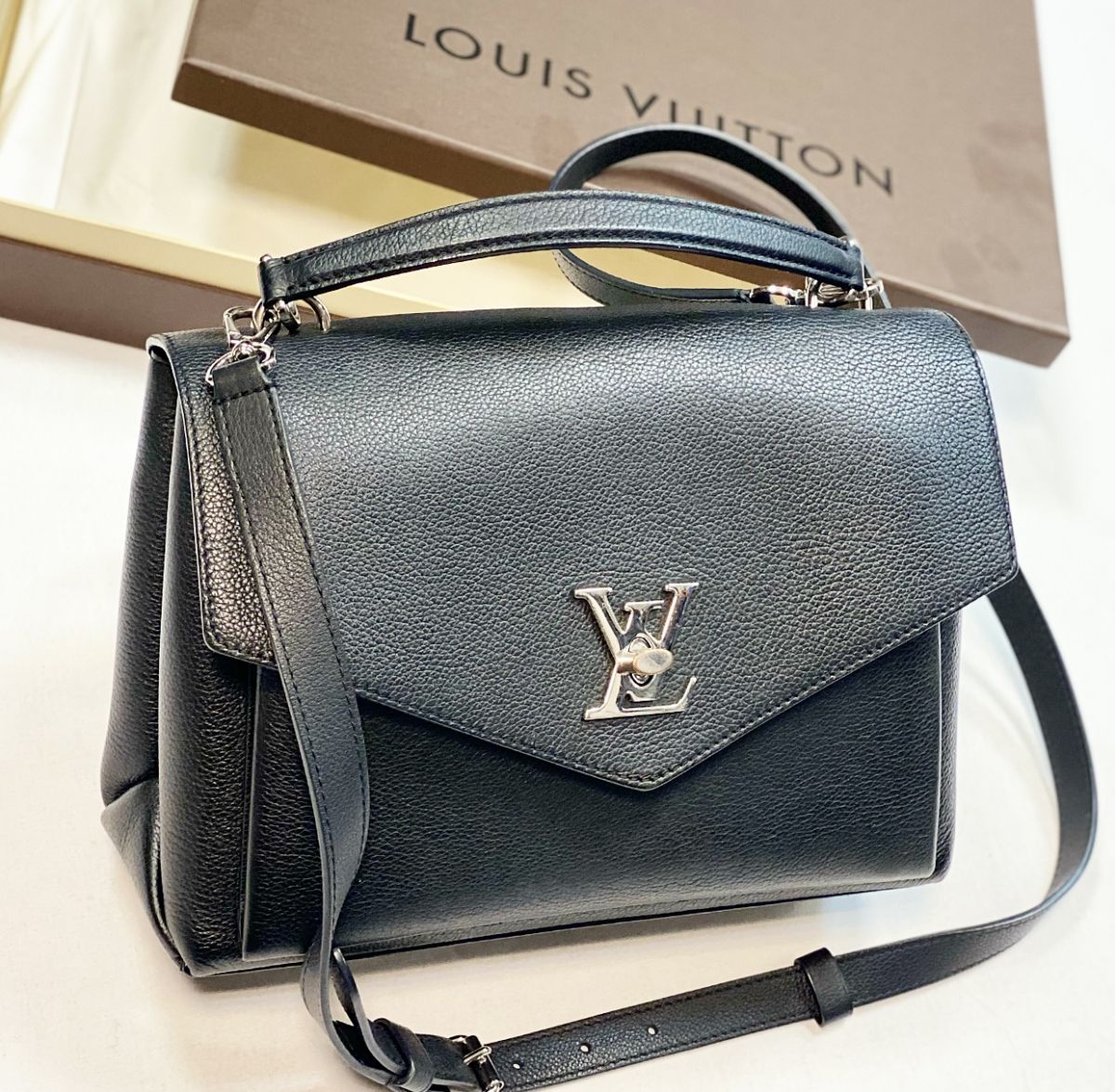 Сумка Louis Vuitton размер 27/20 цена 153 847 руб 