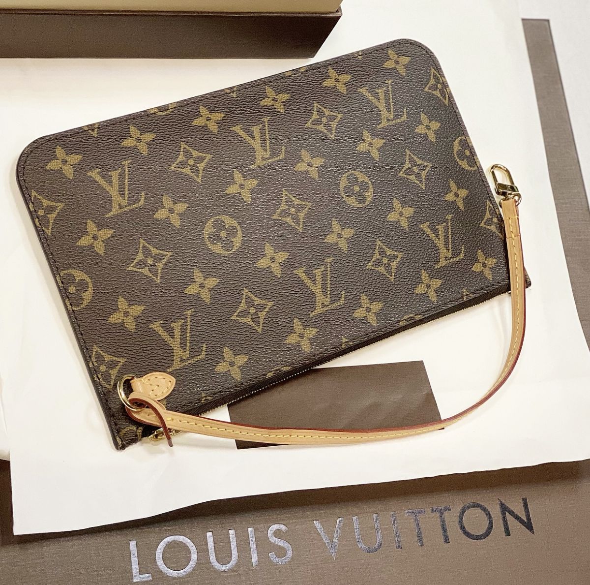 Клатч Louis Vuitton размер 25/15 цена 30 770 руб 