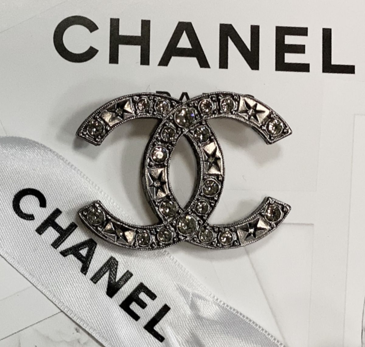 Брошка Chanel цена 38 463 руб 