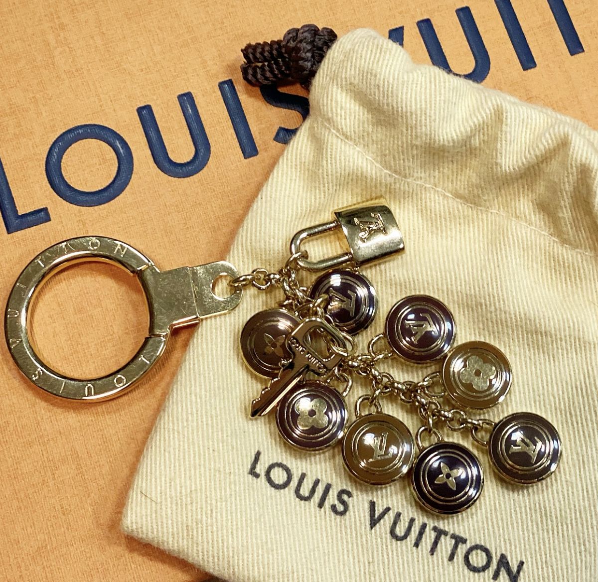 Брелок Louis Vuitton цена 15 385 руб 