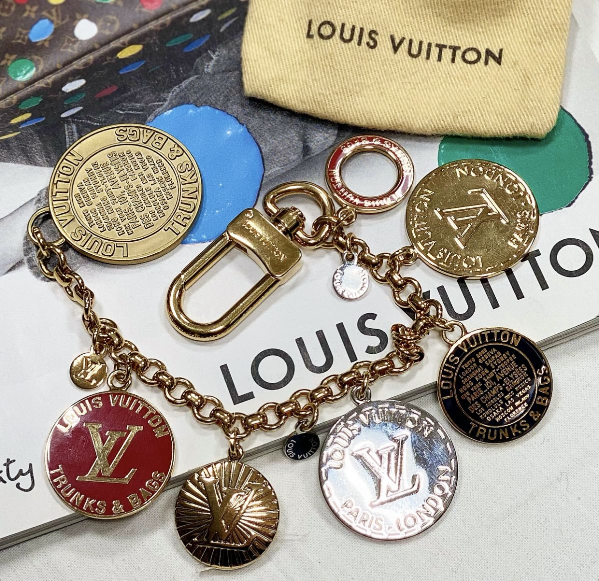 Брелок Louis Vuitton цена 23 078 руб 