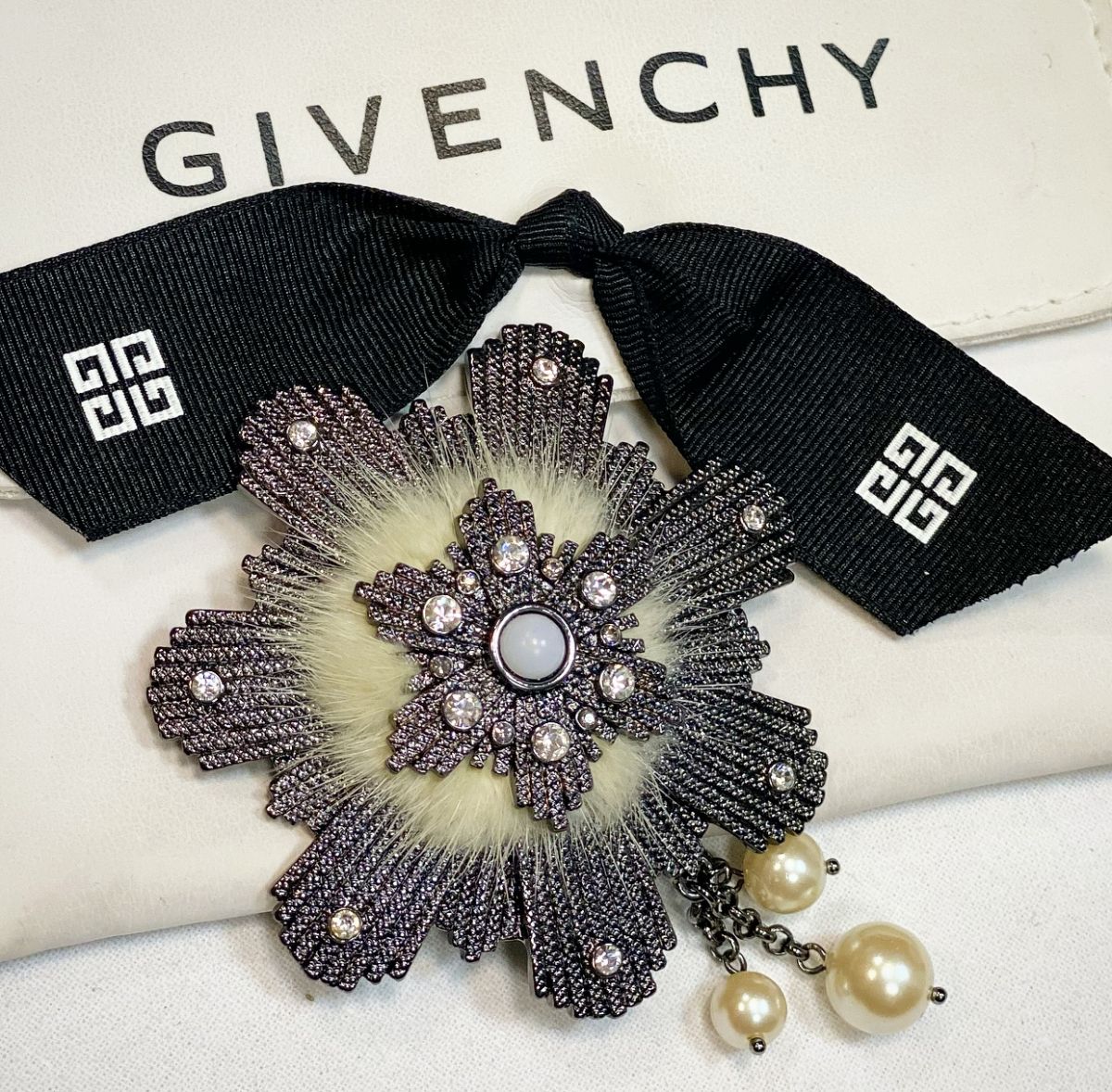 Брошка Givenchy цена 7 693 руб 