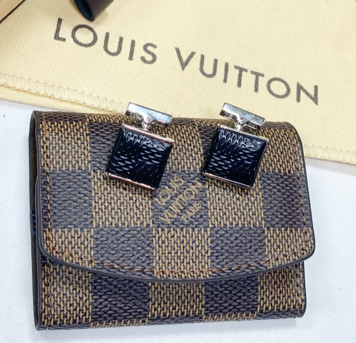 Запонки Louis Vuitton цена 23 078 руб / упаковка / 