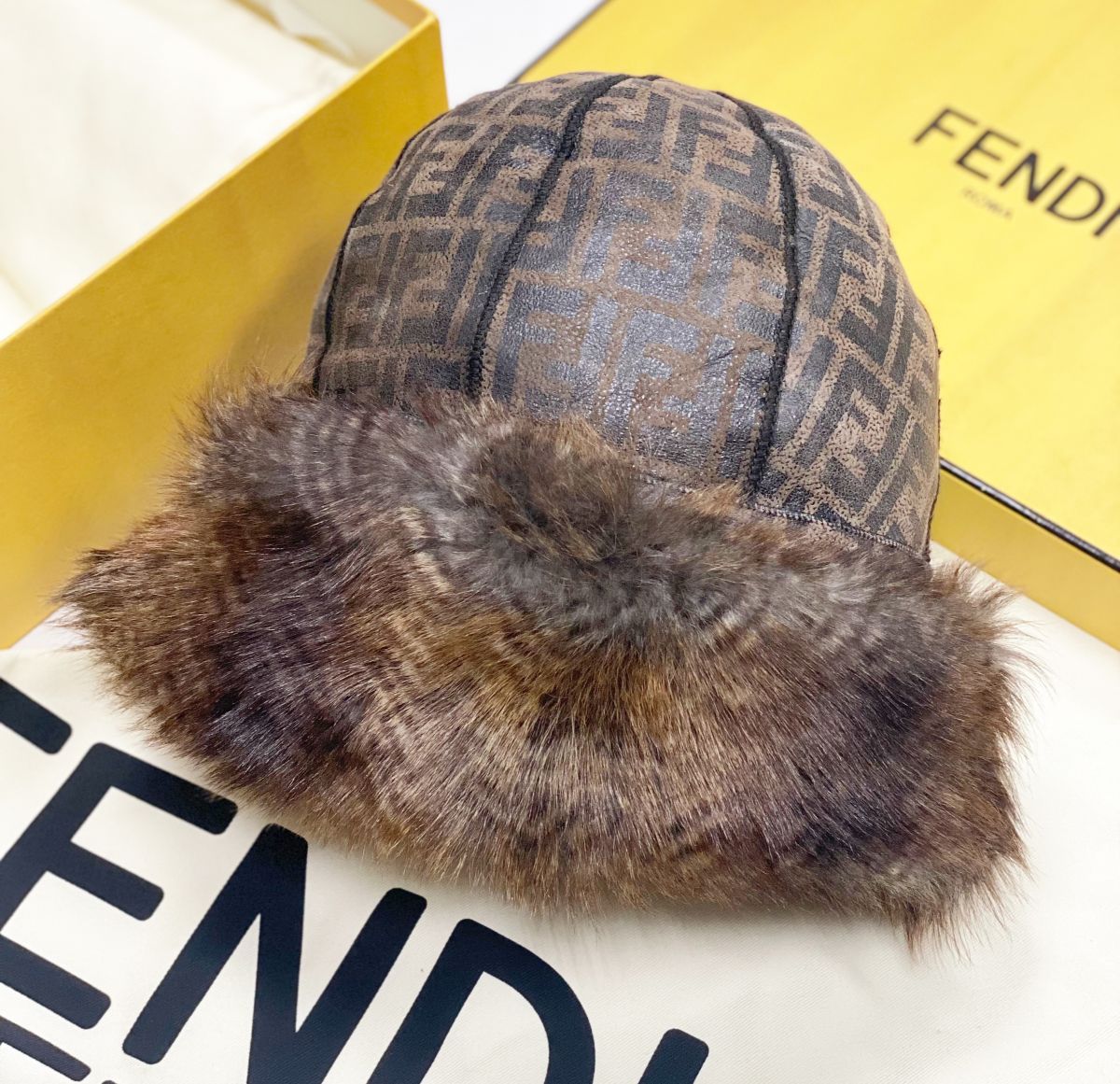 Шапка Fendi цена 10 770 руб
